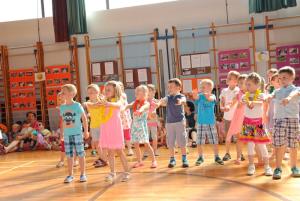 Vrtčevski otroci pomahali vrtcu v slovo 18